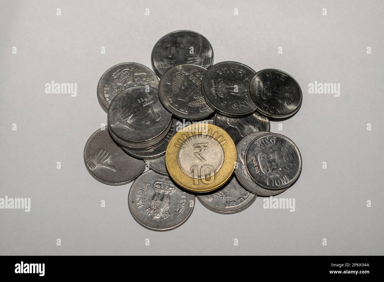 Sammlung indischer Rupien-Währungsmünzen auf weißem Hintergrund Stockfoto