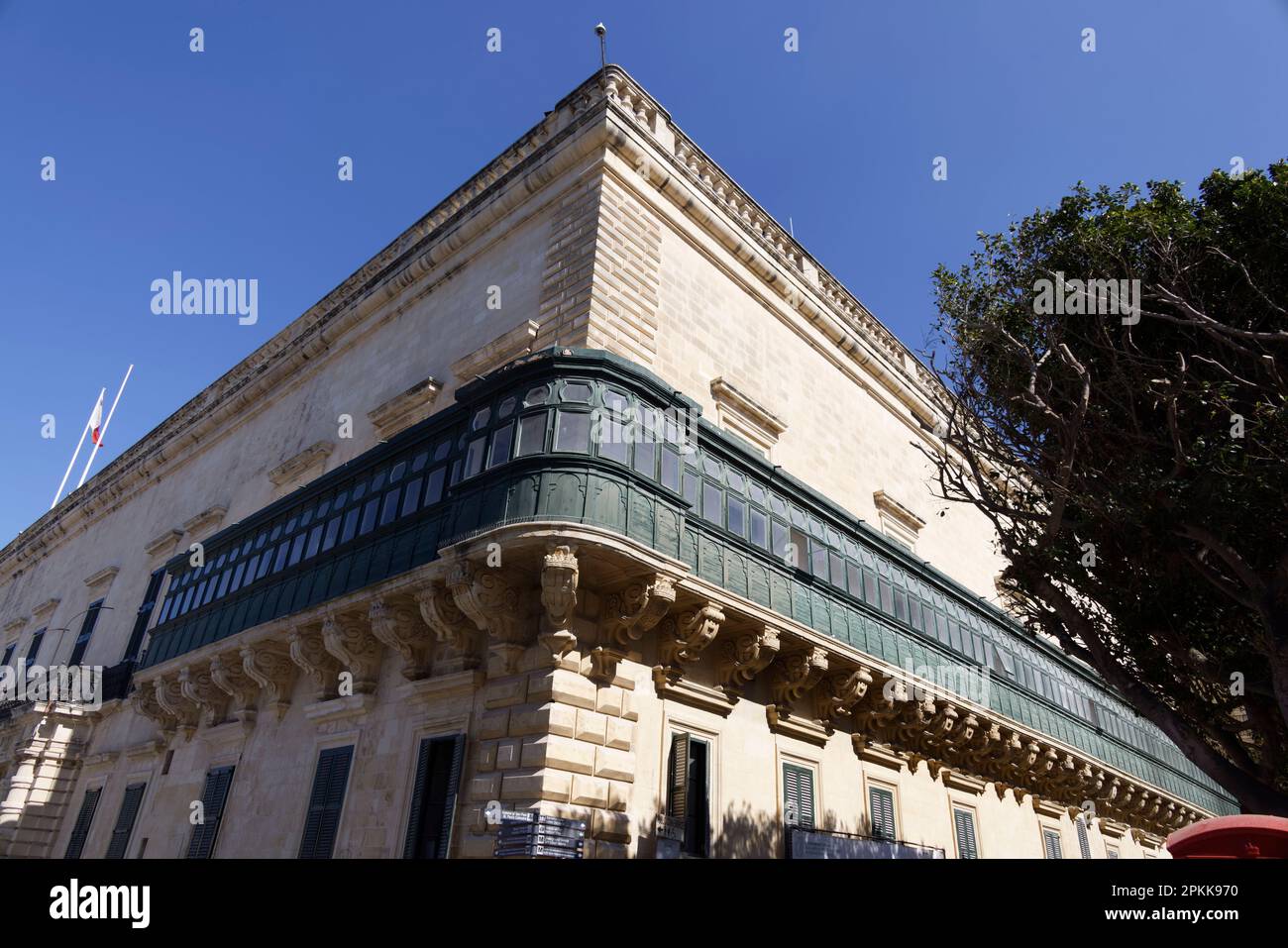 Valetta, Malta. 24. März 2023. Großmeisterpalast mit Bugfenstern in Valletta, Malta. Auf jeder der beiden Seiten des Palastes, diese langen Ga Stockfoto