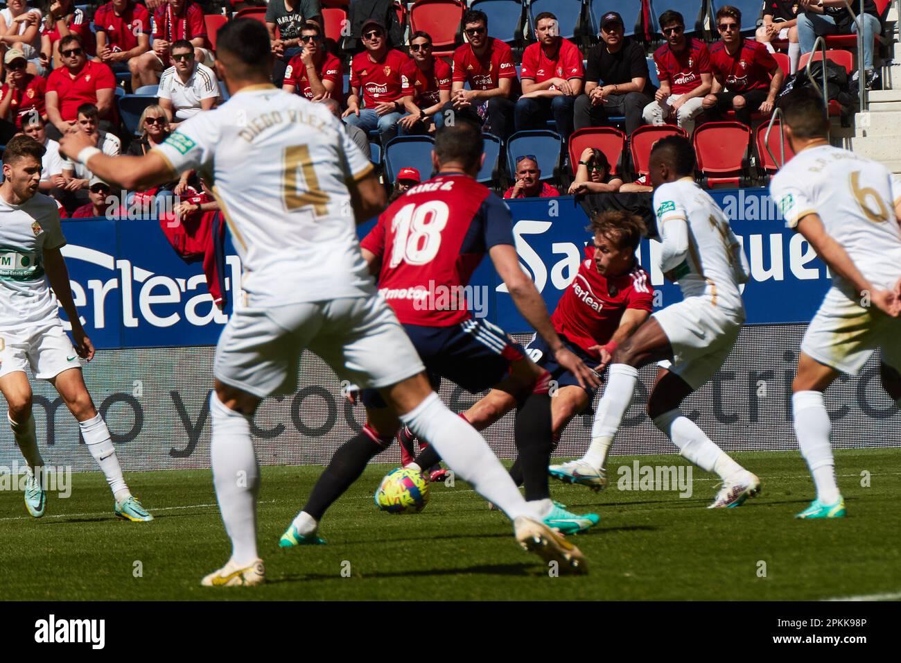 Pamplona, Spanien. 8. April 2023. Sport. Fußball.Pablo Ibañez (19. CA Osasuna) während des Fußballspiels La Liga Santander zwischen CA Osasuna und Elche CF am 8. April 2023 im Stadion El Sadar in Pamplona (Spanien) gespielt. Kredit: Inigo Alzugaray/Alamy Live News Stockfoto