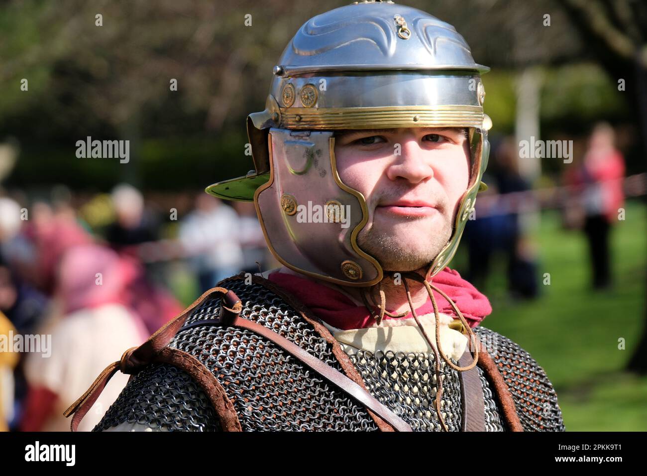 Edinburgh, Schottland, Großbritannien. 8. April 2023 Die Ostergeschichte wird zum Leben erweckt, ein traditionelles Leidenschaftsspiel in vollen Kostümen, das Jesus' Leben, Tod und Auferstehung zeigt, das alle in den West Princes Street Gardens vor der Kulisse von Edinburgh Castle gespielt wird. Mit den Soldaten der Antonine Garde. Römische Soldaten. Kredit: Craig Brown/Alamy Live News Stockfoto