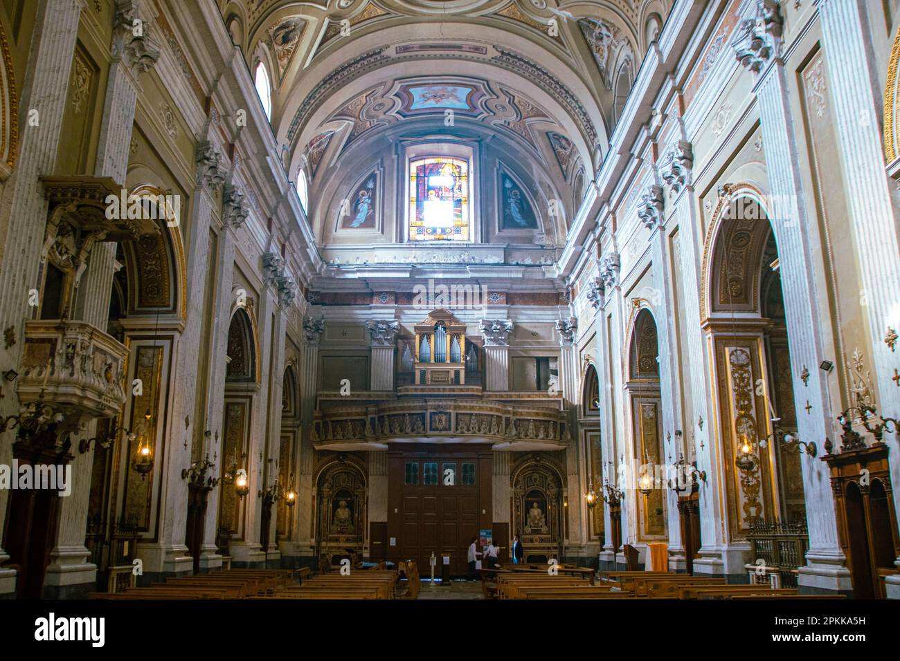 Das Innere der Kirche Santa Teresa degli Scalzi im historischen Zentrum von Neapel, Italien Stockfoto