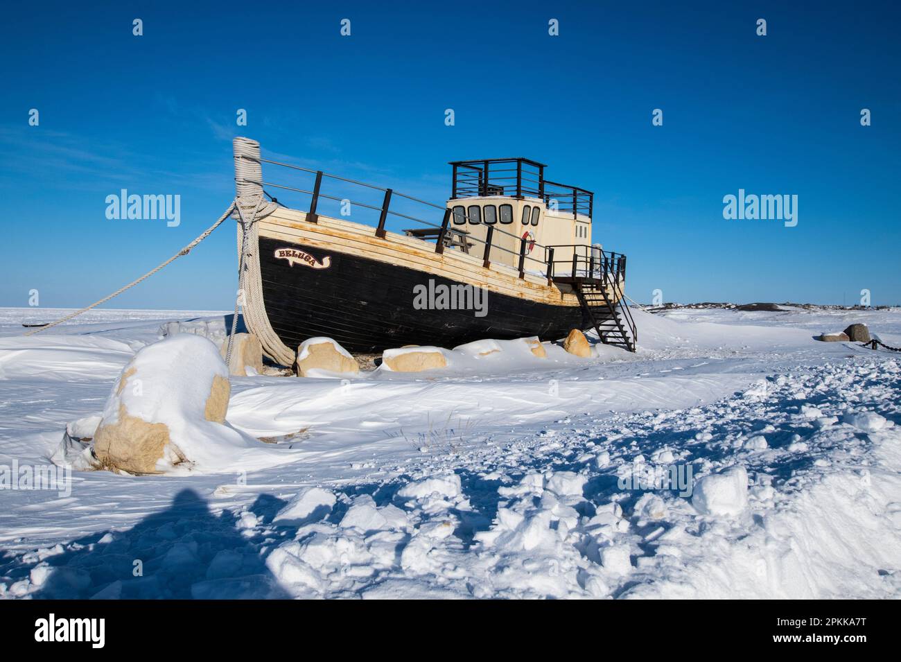 Das Beluga-Boot an einem Strand in der Hudson Bay in Churchill, Manitoba, Kanada Stockfoto