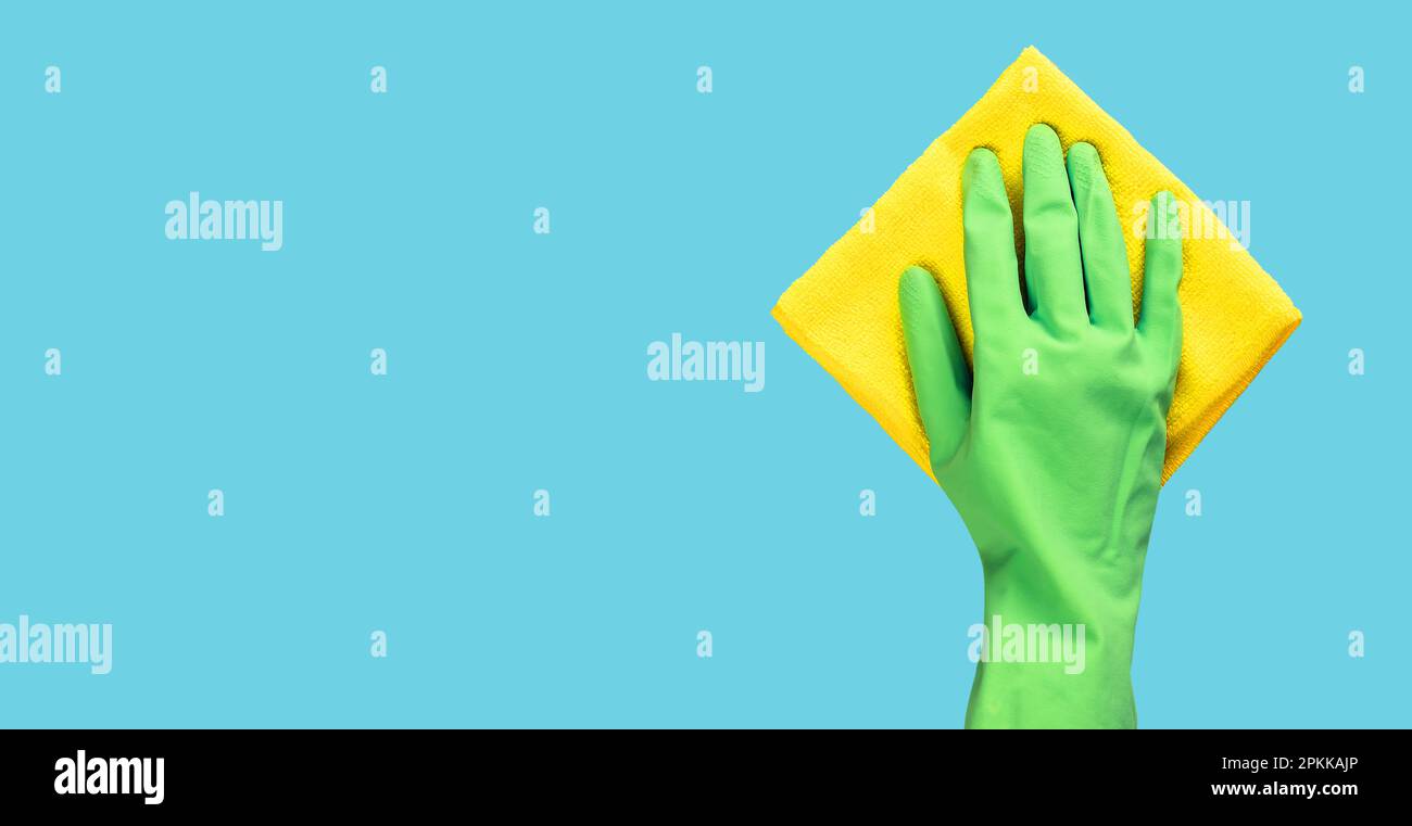 Handschuh mit Mikrofasertuch zum Abwischen von Staub. Bannerhintergrund mit Kopierbereich für Text. Stockfoto