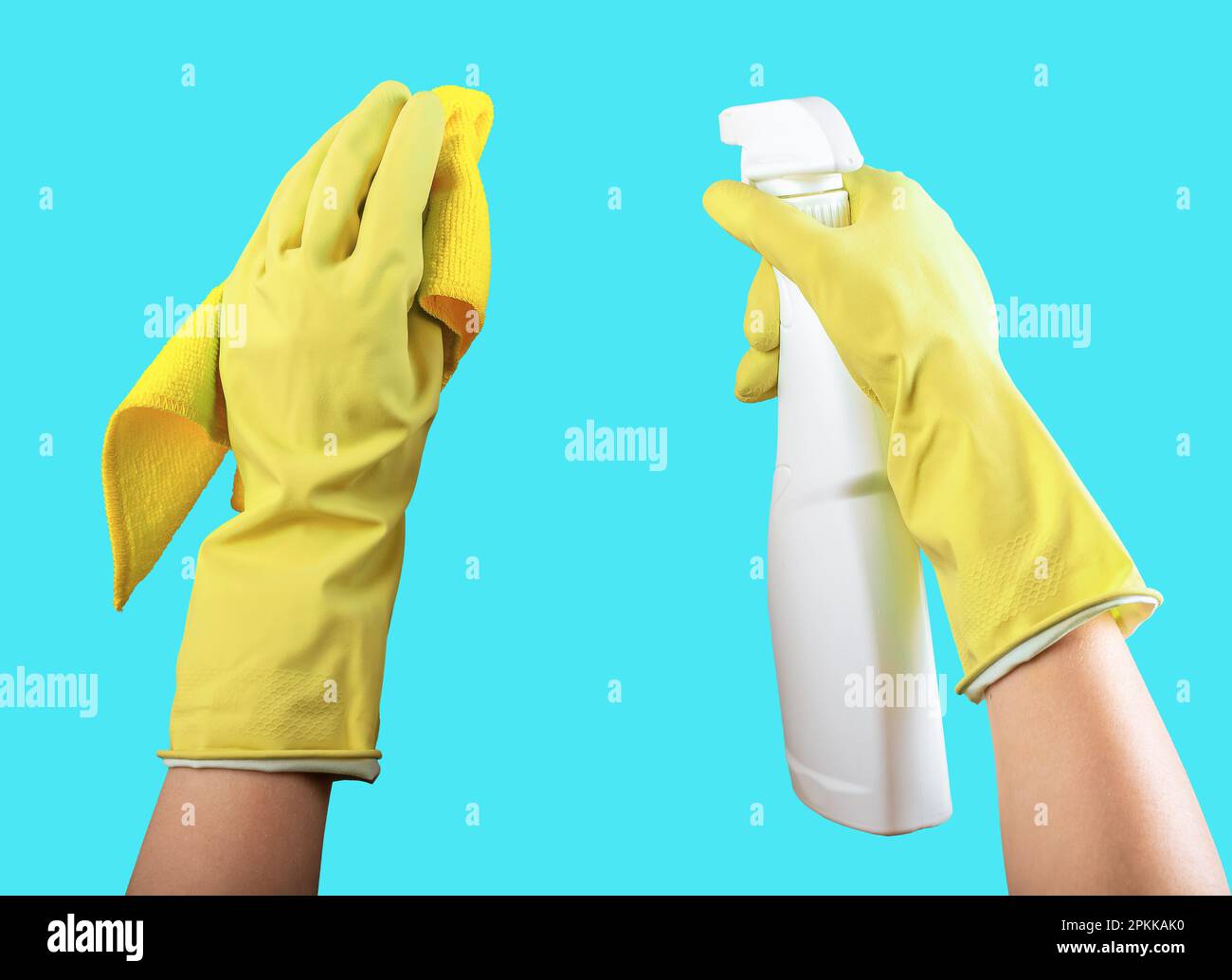 Hand in gelben Handschuhen Reinigungshandschuh Abstrakt von blauer Farbe, halten Sprühflasche, Tuch, Mikrofaserwischer. Stockfoto