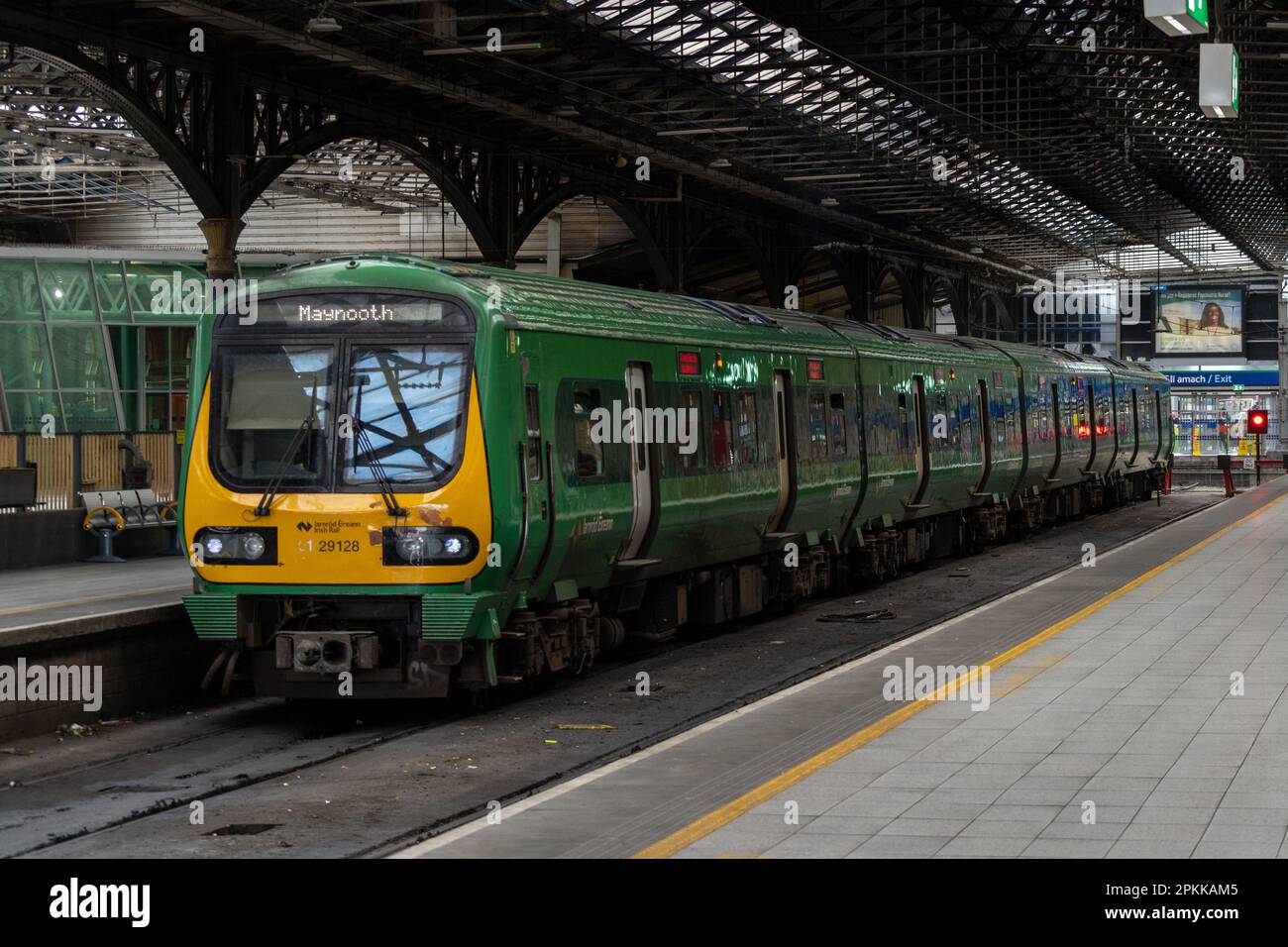 Der Zug fuhr nach Maynooth im Bahnhof von Dublin Stockfoto