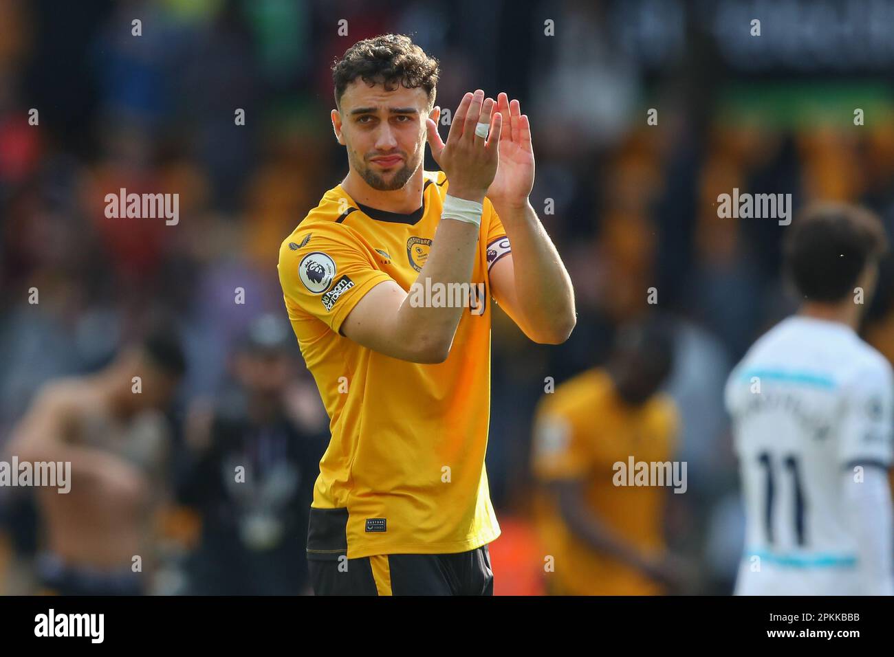 Max Kilman #23 von Wolverhampton Wanderers applaudiert den Heimfans nach dem Premier League-Spiel Wolverhampton Wanderers vs Chelsea in Molineux, Wolverhampton, Großbritannien, 8. April 2023 (Foto von Gareth Evans/News Images) Stockfoto