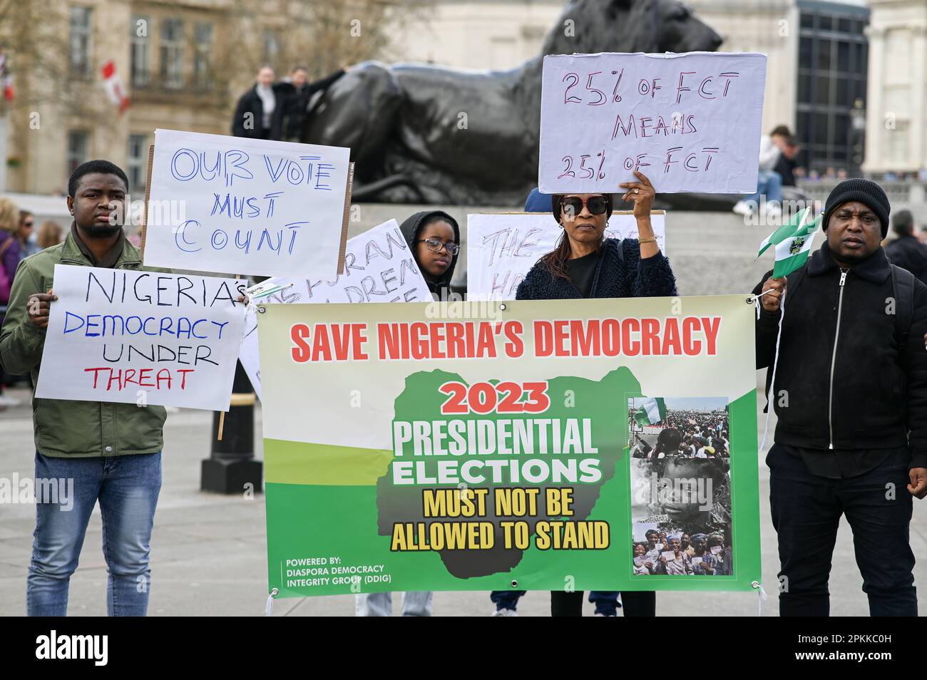 London, England, Großbritannien. 8. April 2023. Nigerianer, die in London leben, veranstalten auf dem Trafalgar Square einen Protest gegen die Wahlergebnisse in Nigeria: "Rette Nigeria Demokratie". Die Demonstranten behaupten, die britische Regierung habe £5 Millionen Dollar ausgegeben, um die Stimmen für einen Marionettenführer anzupassen, der der britischen Regierung und nicht der nigerianischen Bevölkerung auf dem Trafalgar-Platz dient. Kredit: Siehe Li/Picture Capital/Alamy Live News Stockfoto