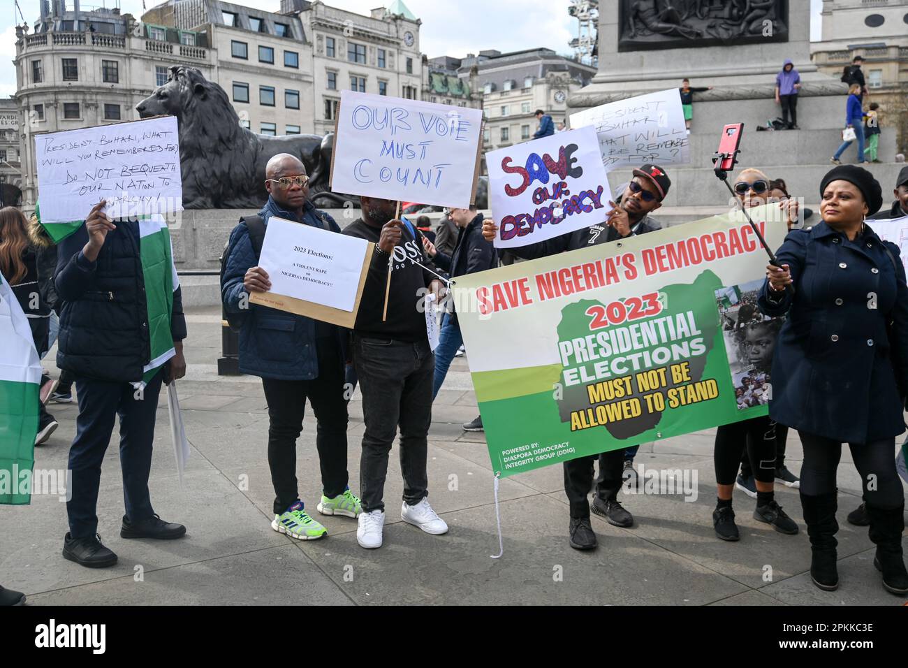 London, England, Großbritannien. 8. April 2023. Nigerianer, die in London leben, veranstalten auf dem Trafalgar Square einen Protest gegen die Wahlergebnisse in Nigeria: "Rette Nigeria Demokratie". Die Demonstranten behaupten, die britische Regierung habe £5 Millionen Dollar ausgegeben, um die Stimmen für einen Marionettenführer anzupassen, der der britischen Regierung und nicht der nigerianischen Bevölkerung auf dem Trafalgar-Platz dient. Kredit: Siehe Li/Picture Capital/Alamy Live News Stockfoto