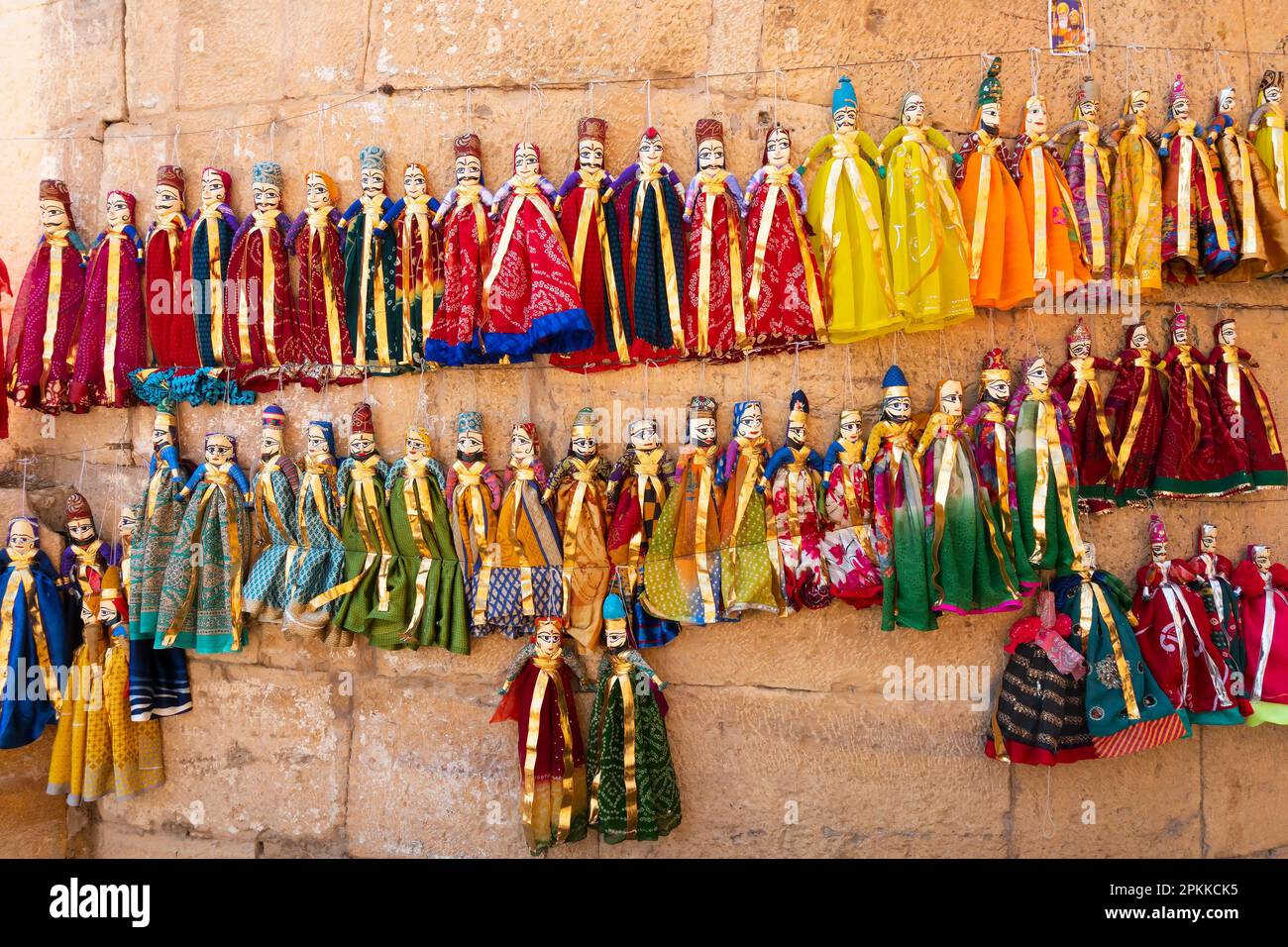 Jaislamer Fort, Rajasthan, Indien - 13.10.2019 : traditioneller König und Königin, Raja Rani genannt, handgefertigte Puppen oder Katputli-Sets hängen an der Wand. Stockfoto