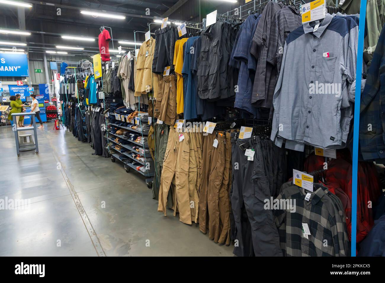 Howrah, Westbengalen, Indien - 26. Oktober 2020 : verschiedene Hemden, Kleidung, Hosen und Hosen , Sportartikel zum Verkauf im Dekathlon-Laden in Uluberia. Stockfoto
