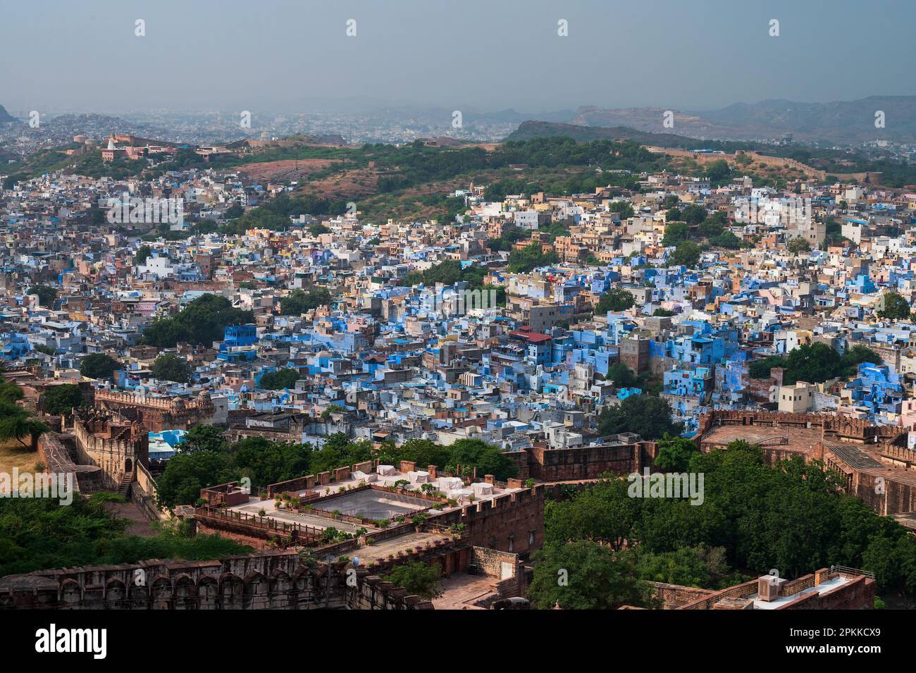 Luftaufnahme der blauen Stadt, Jodhpur, Rajasthan, Indien. Die Brahminen verehren Lord Shiva und bemalten ihre Häuser in Blau, so wie Blau seine Lieblingsfarbe ist. Stockfoto