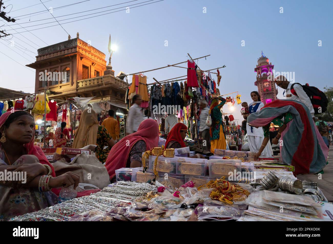 Jodhpur, Rajasthan, Indien - 19.10.2019 : Rajasthani-Frauen kaufen Armreifen und Schmuck auf dem berühmten Sardar-Markt und dem Ghanta-Ghar-Uhrenturm. Stockfoto