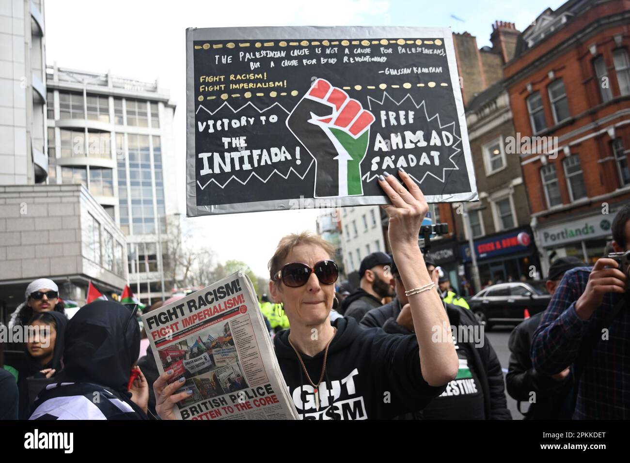 Israelische Botschaft, London, Großbritannien. 8. April 2023 Palästinensische Solidaritätskampagne und Anti-Imperialismus protestieren gegen den israelischen Angriff auf die Al-Aqsa-Moschee in London. Demonstranten, die die israelische Botschaft anschreien, Israel ist ein Terroristenstaat. Nachdem die israelischen Waffen friedlich und unbewaffnet geschlagen haben, beten die Palästinenser in der Al-Aqsa-Moschee. Ein Video erscheint in den sozialen Medien, die israelische Polizei #IDF nutzt den Waffenpunkt, Brutalität schlägt die Palästinenser in der Al-Aqsa-Moschee und Menschen schreien und Kinder weinen. Kredit: Siehe Li/Picture Capital/Alamy Live News Stockfoto