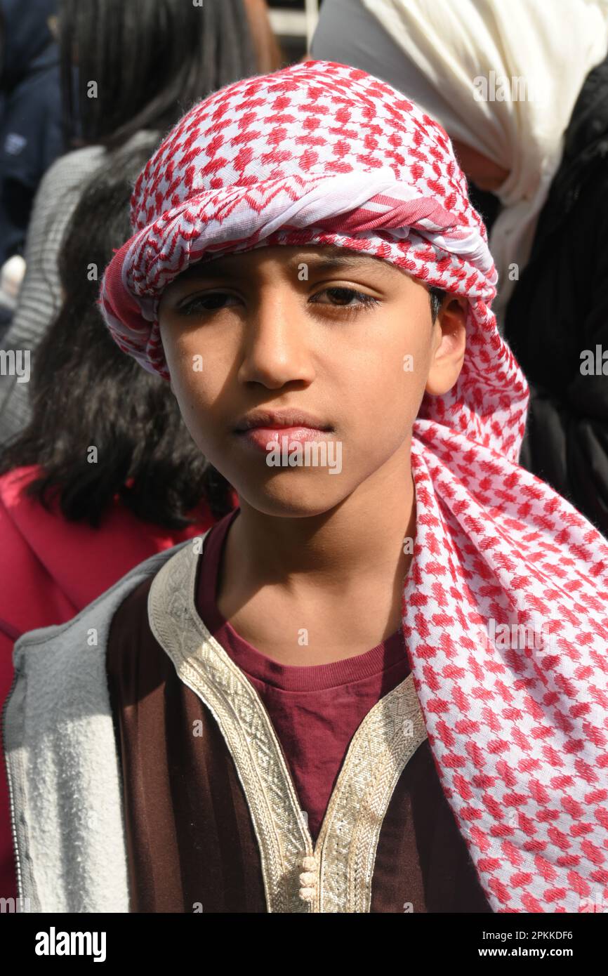 Israelische Botschaft, London, Großbritannien. 8. April 2023 Palästinensische Solidaritätskampagne und Anti-Imperialismus protestieren gegen den israelischen Angriff auf die Al-Aqsa-Moschee in London. Demonstranten, die die israelische Botschaft anschreien, Israel ist ein Terroristenstaat. Nachdem die israelischen Waffen friedlich und unbewaffnet geschlagen haben, beten die Palästinenser in der Al-Aqsa-Moschee. Ein Video erscheint in den sozialen Medien, die israelische Polizei #IDF nutzt den Waffenpunkt, Brutalität schlägt die Palästinenser in der Al-Aqsa-Moschee und Menschen schreien und Kinder weinen. Kredit: Siehe Li/Picture Capital/Alamy Live News Stockfoto
