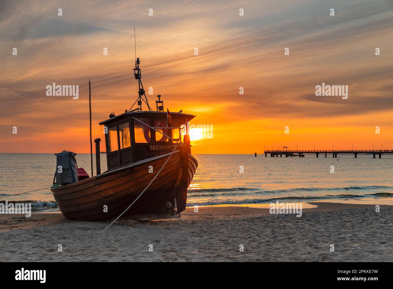 Fischerboot am Strand von Ahlbeck, Usedom, Ostsee, Mecklenburg-Vorpommern, Deutschland, Europa Stockfoto