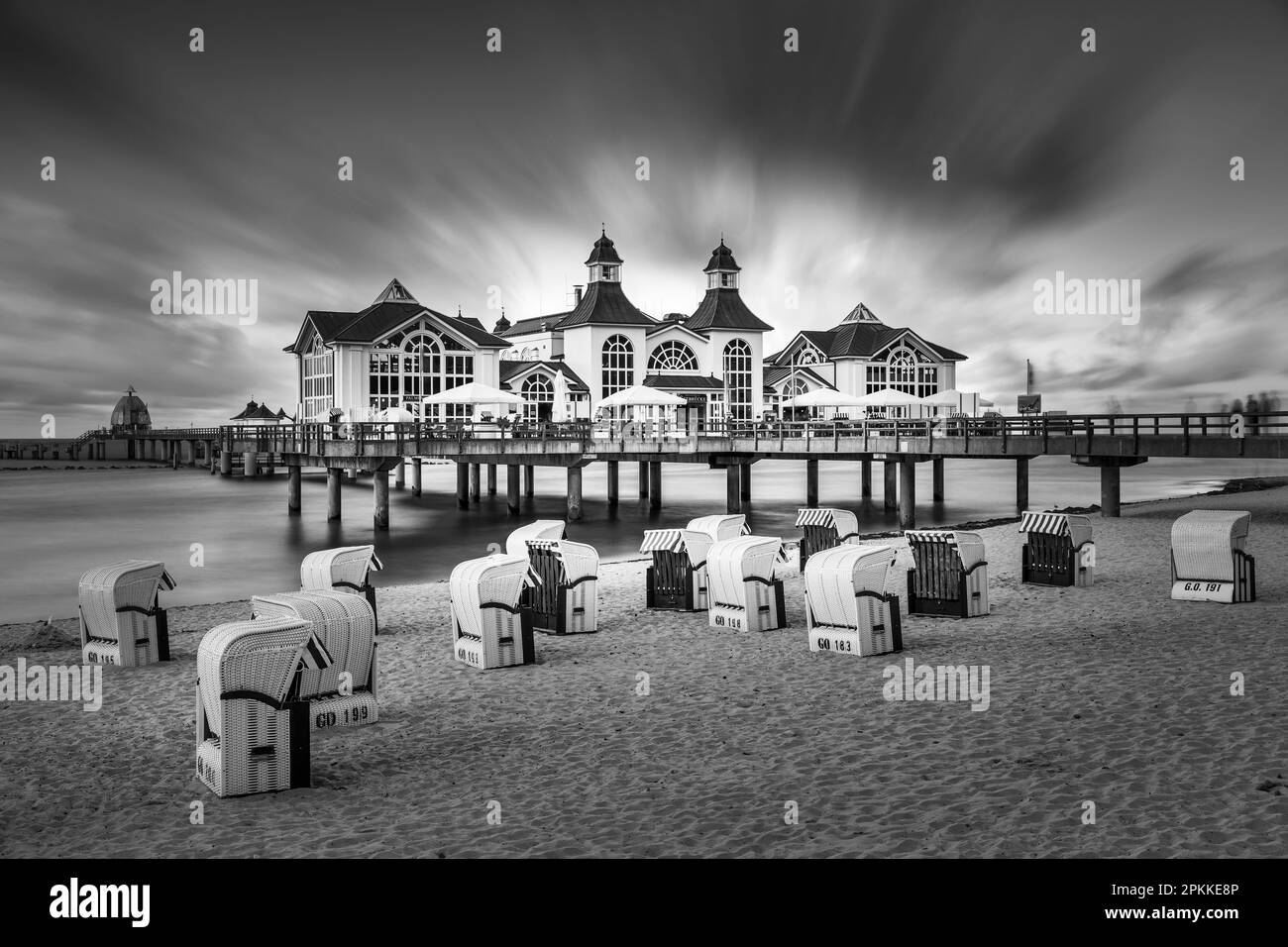 Pier und Liegestühle am Strand von Sellin, Insel Ruegen, Ostsee, Mecklenburg-Vorpommern, Deutschland, Europa Stockfoto