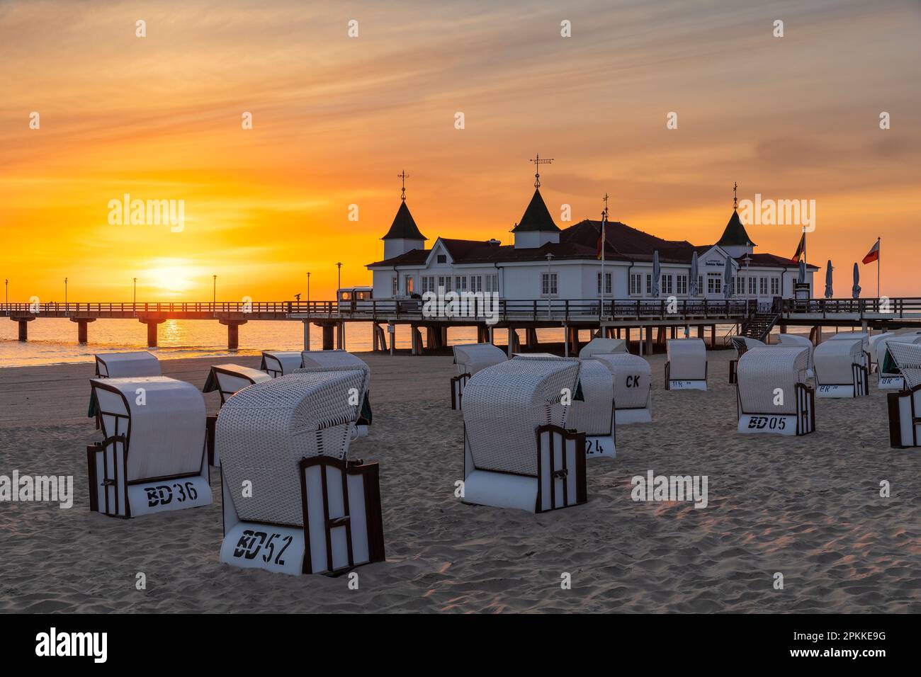 Pier und Liegestühle am Strand von Ahlbeck, Usedom, Ostsee, Mecklenburg-Vorpommern, Deutschland, Europa Stockfoto