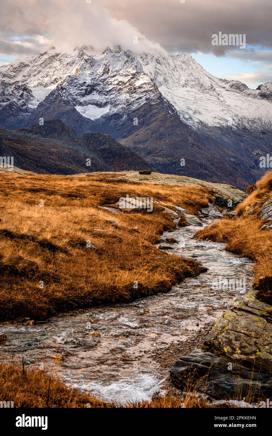 Fließendes Wasser am Fuß des Monte Disgrazia im Herbst, Alpe Fora, Valmalenco, Valtellina, Lombardei, Italien, Europa Stockfoto