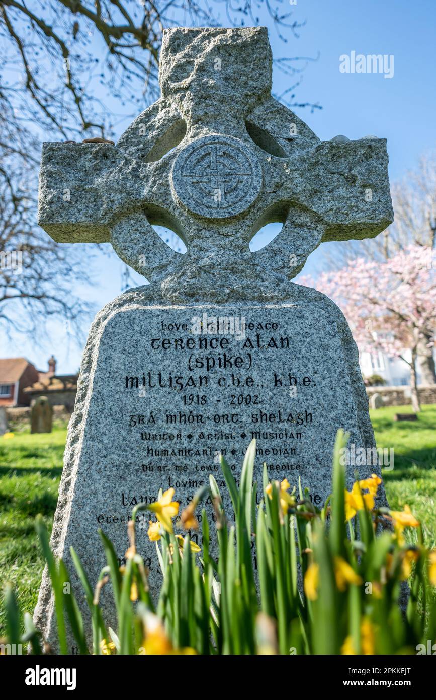 Winchelsea, April 3. 2023: Spike Milligans Grab in der St. Thomas the Martyr Church Stockfoto