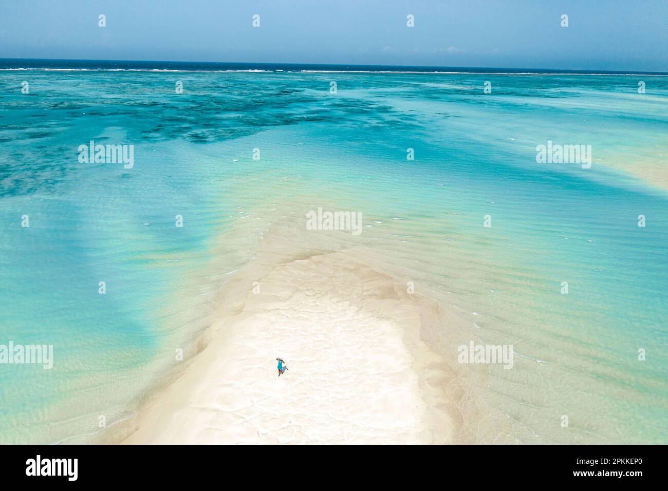 Luftaufnahme einer Frau, die bei Ebbe am Sandbank spaziert, Nungwi, Sansibar, Tansania, Ostafrika, Afrika Stockfoto