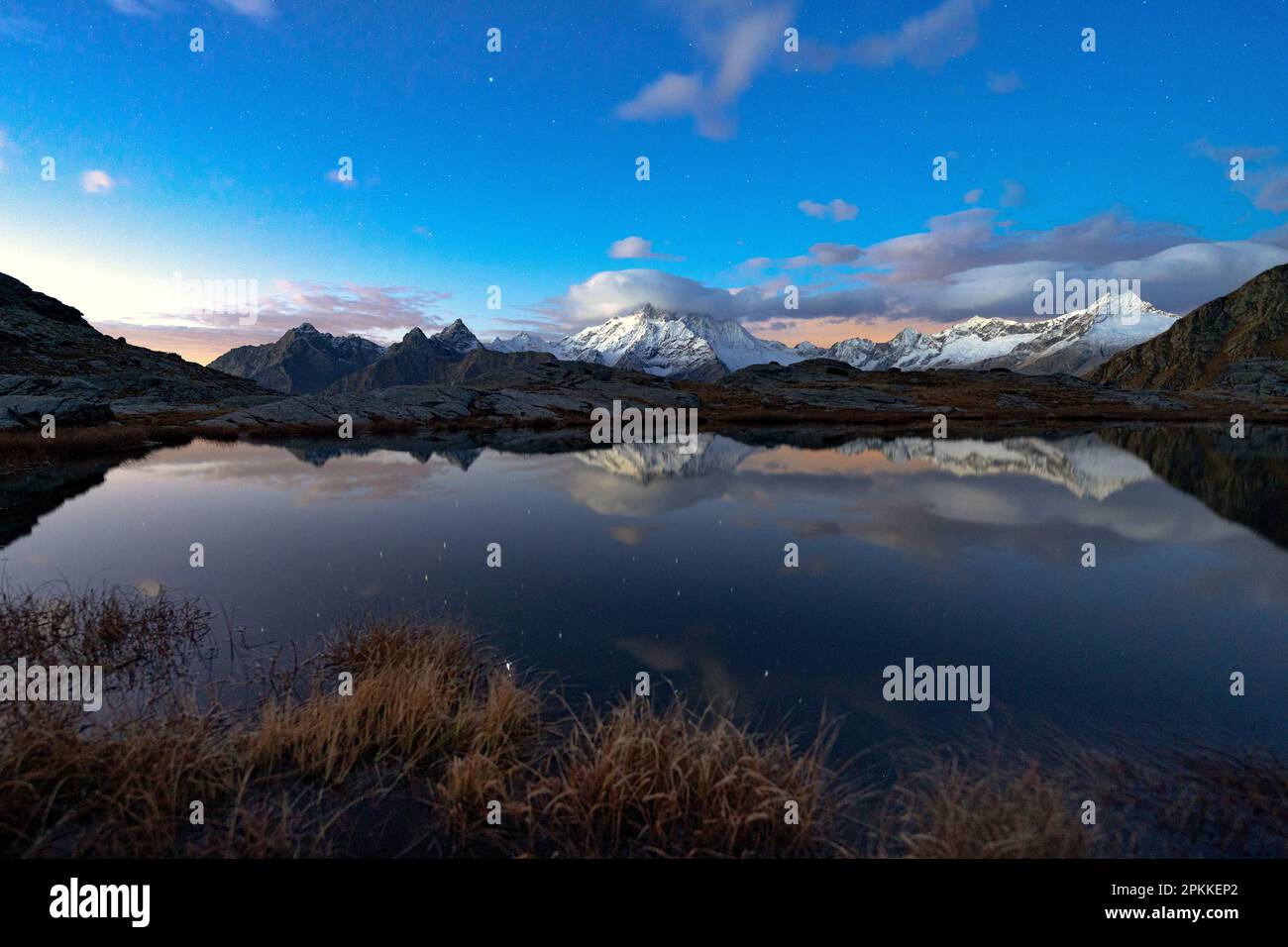 Verschneiter Gipfel des Monte Disgrazia, der sich nachts im Wasser spiegelt, Alpe Fora, Valmalenco, Valtellina, Provinz Sondrio, Lombardei, Italien, Europa Stockfoto