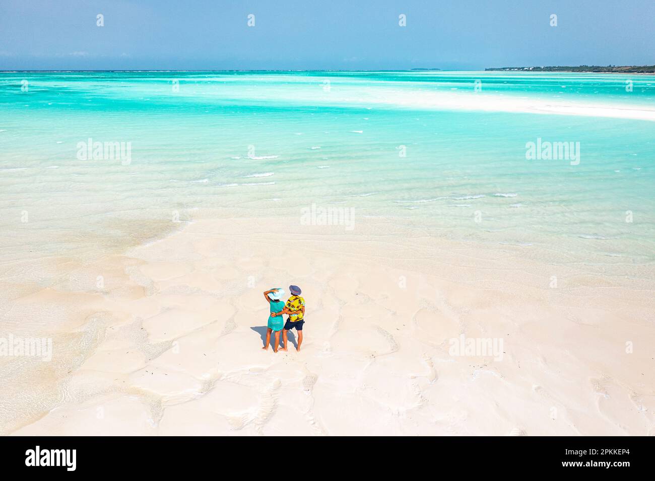 Fröhlicher Mann und Frau am idyllischen tropischen Strand, Blick von oben, Nungwi, Sansibar, Tansania, Ostafrika, Afrika Stockfoto
