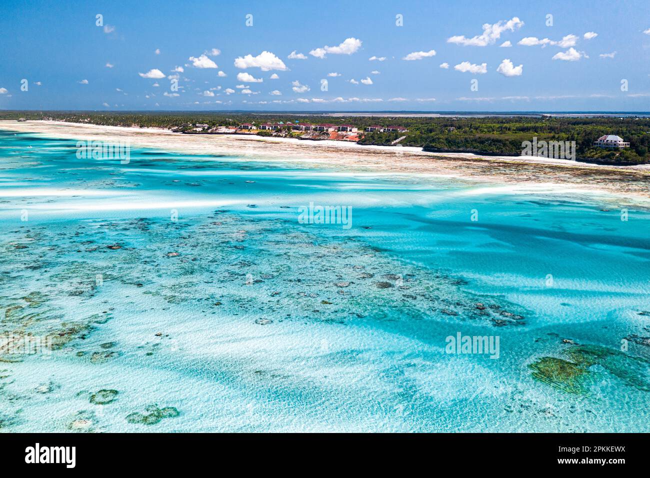 Blick aus der Vogelperspektive auf die idyllische blaue Lagune und den nahe gelegenen weißen Sandstrand von Pingwe, Michamvi, Sansibar, Tansania, Ostafrika, Afrika Stockfoto