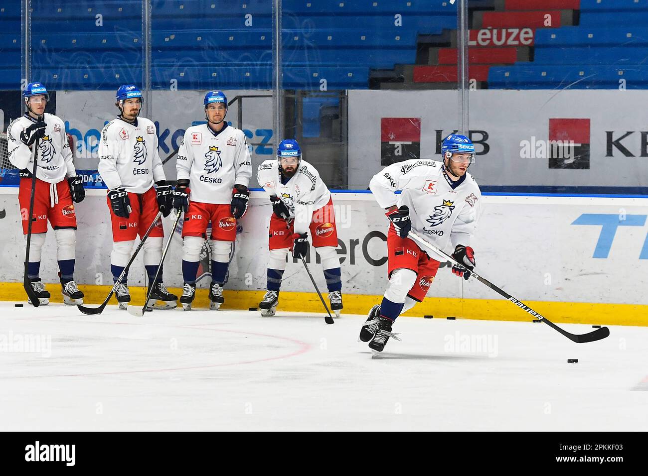 Aus Wie Vielen Spielern Besteht Eine Eishockeymannschaft Vor spielen mit deutschland -Fotos und -Bildmaterial in hoher Auflösung