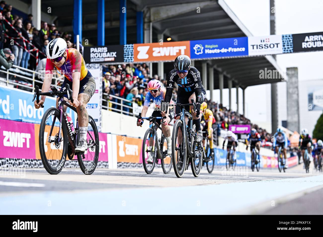 Roubaix, Frankreich. 08. April 2023. Belgische Lotte Kopecky von SD Worx und British Pfeiffer Georgi von Team DSM, abgebildet nach der dritten Auflage des Frauenelitenrennen der Radtour „Paris-Roubaix“, 145, 4 km von Denain nach Roubaix, Frankreich, am Samstag, den 08. April 2023. BELGA FOTO JASPER JACOBS Kredit: Belga News Agency/Alamy Live News Stockfoto