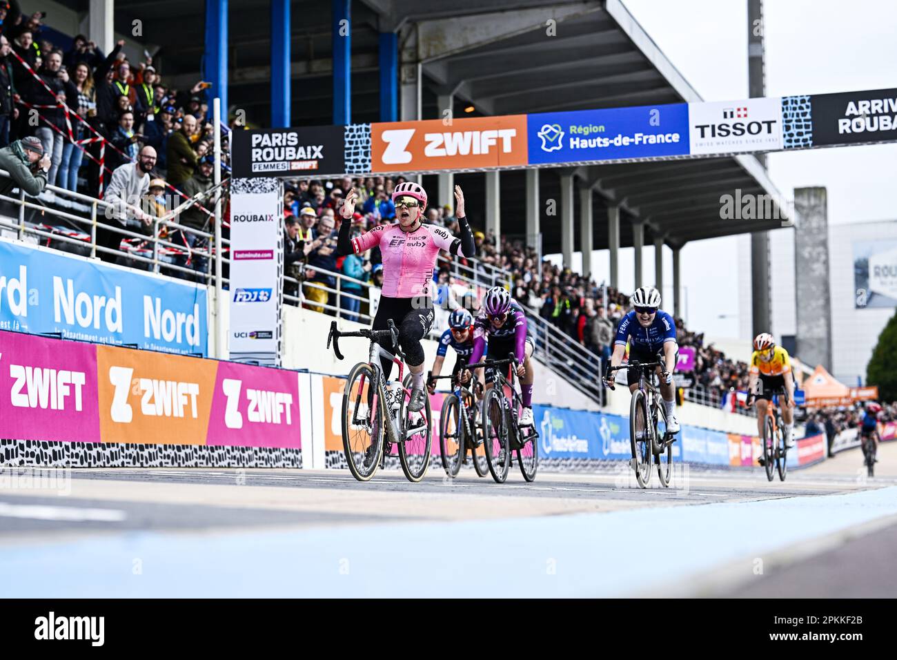 Roubaix, Frankreich. 08. April 2023. Die kanadische Alison Jackson von EF Education-TIBCO-SVB gewinnt am Samstag, den 08. April 2023, die dritte Ausgabe des Frauenelitenrennen des Radrennen „Paris-Roubaix“, 145, 4 km von Denain nach Roubaix, Frankreich. BELGA FOTO JASPER JACOBS Kredit: Belga News Agency/Alamy Live News Stockfoto