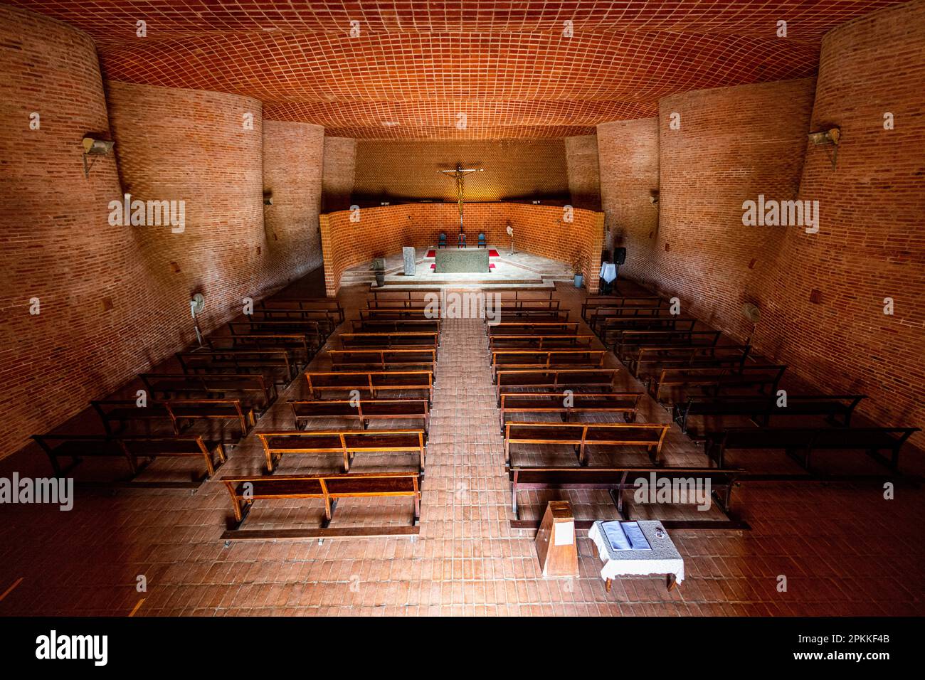 Das Innere der Kirche Atlantida (Kirche Christi des Arbeiters und unserer Frau von Lourdes), das Werk des Ingenieurs Eladio Dieste Stockfoto