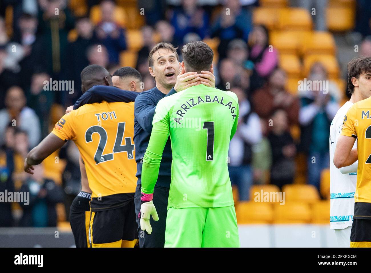 Molineux, Wolverhampton, Großbritannien. 8. April 2023. Julen Lopetegui, Manager von Wolves, und Kepa Arrizabalaga, Torwart von Chelsea nach dem Spiel während des Premier League-Spiels zwischen Wolverhampton Wanderers und Chelsea in Molineux, Wolverhampton, am Samstag, den 8. April 2023. (Foto: Gustavo Pantano | MI News) Guthaben: MI News & Sport /Alamy Live News Stockfoto