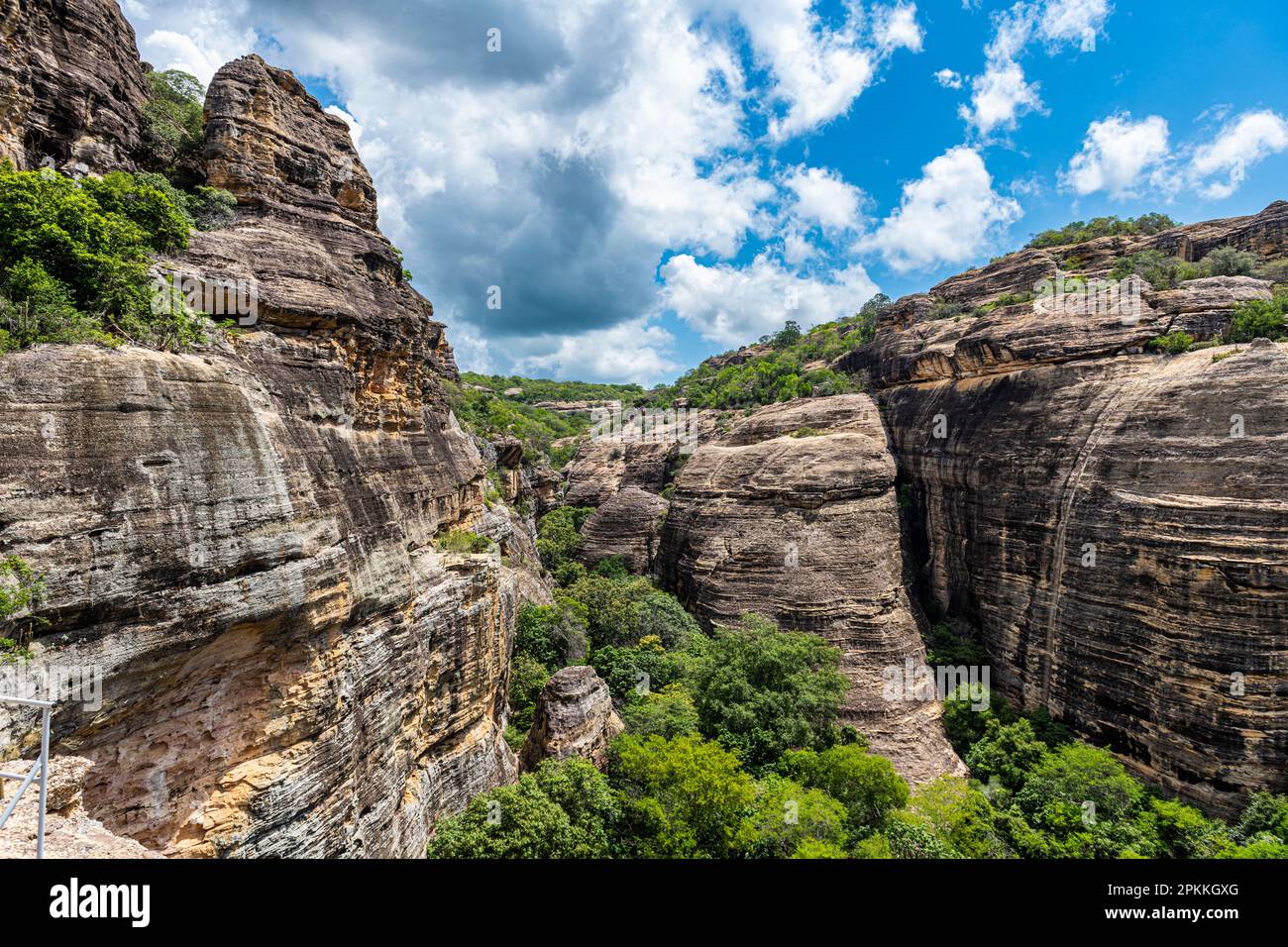 Sandsteinklippen in Pedra Furada, Serra da Capivara Nationalpark, UNESCO-Weltkulturerbe, Piaui, Brasilien, Südamerika Stockfoto