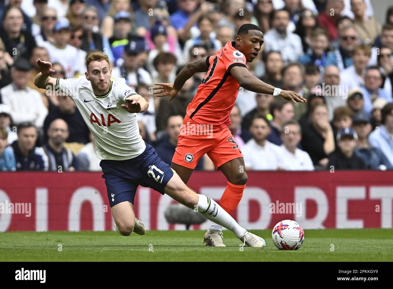 London, Großbritannien. 8. April 2023. Dejan Kulusevski (Tottenham) und Pervis Estupiñán (Brighton) beim Spiel der Tottenham V Brighton Premier League im Tottenham Hotspur Stadion. Kredit: MARTIN DALTON/Alamy Live News Stockfoto