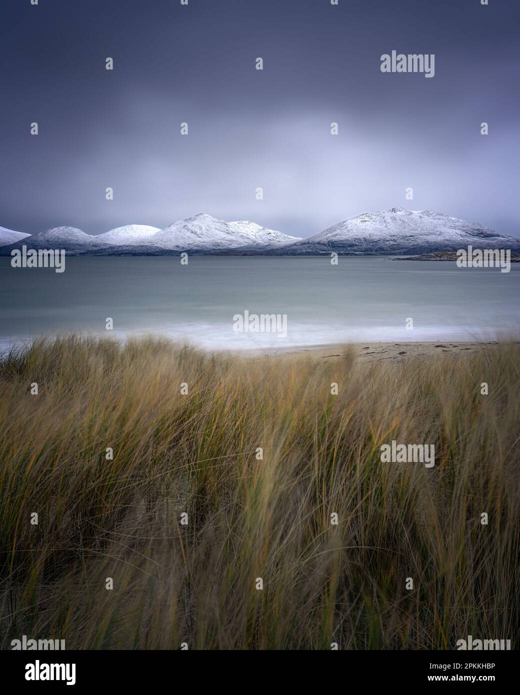 Winter am Strand von Luskentyre mit schneebedeckten Bergen, Isle of Harris, Outer Hebrides, Schottland, Vereinigtes Königreich, Europa Stockfoto
