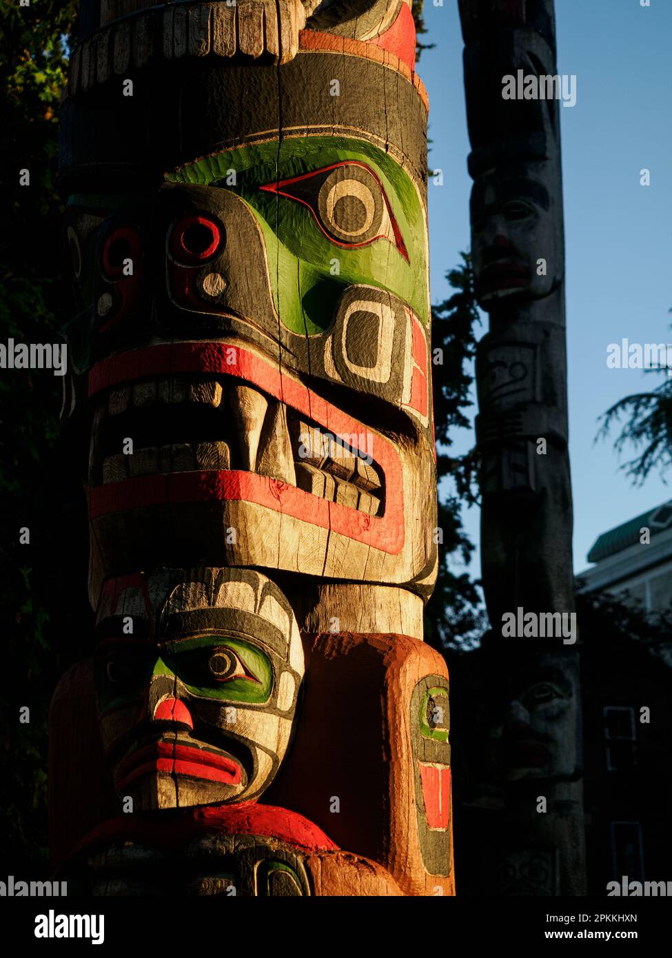 First Nations Totempfähle, Thunderbird Park, Vancouver Island, neben dem Royal British Columbia Museum, Victoria, British Columbia, Kanada Stockfoto