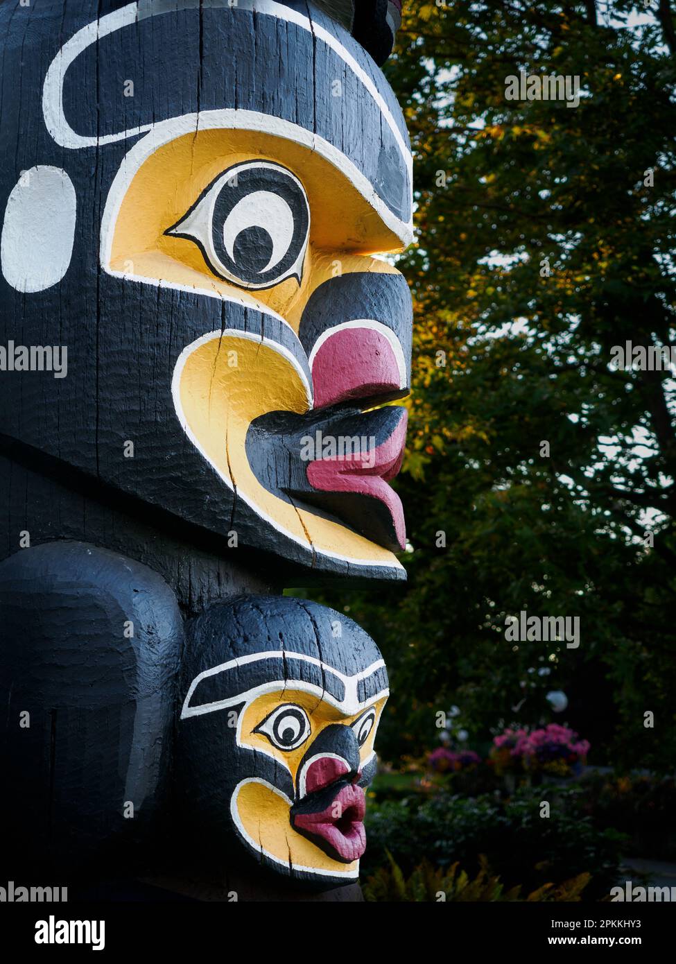 First Nations Totempfähle, Thunderbird Park, Vancouver Island, neben dem Royal British Columbia Museum, Victoria, British Columbia, Kanada Stockfoto