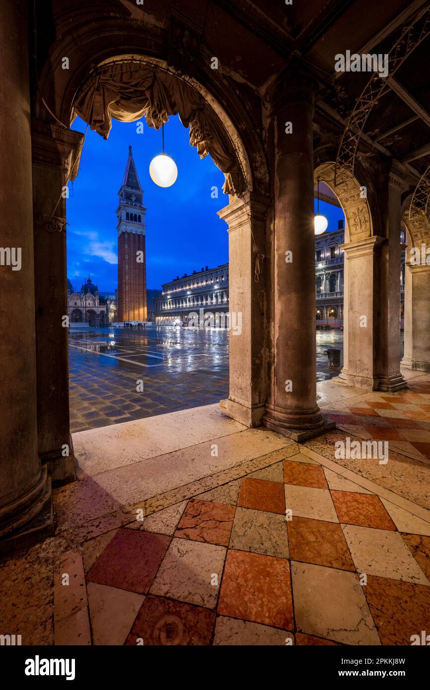 St. Markusplatz bei Nacht mit dem Glockenturm Campanile und der Basilika St. Mark, San Marco, Venedig, UNESCO-Weltkulturerbe, Veneto, Italien Stockfoto