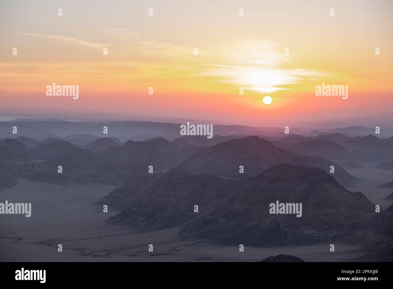 Sonnenaufgang vom Gipfel des Umm ad Dami, dem höchsten Punkt des Landes, Jordanien, Naher Osten Stockfoto