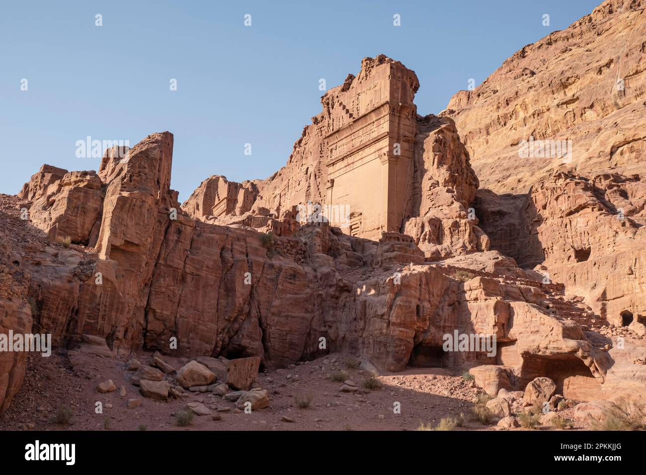 Unayshu Grab in der verlorenen Stadt Petra beleuchtet bei Sonnenuntergang, Petra, UNESCO-Weltkulturerbe, Jordanien, Naher Osten Stockfoto