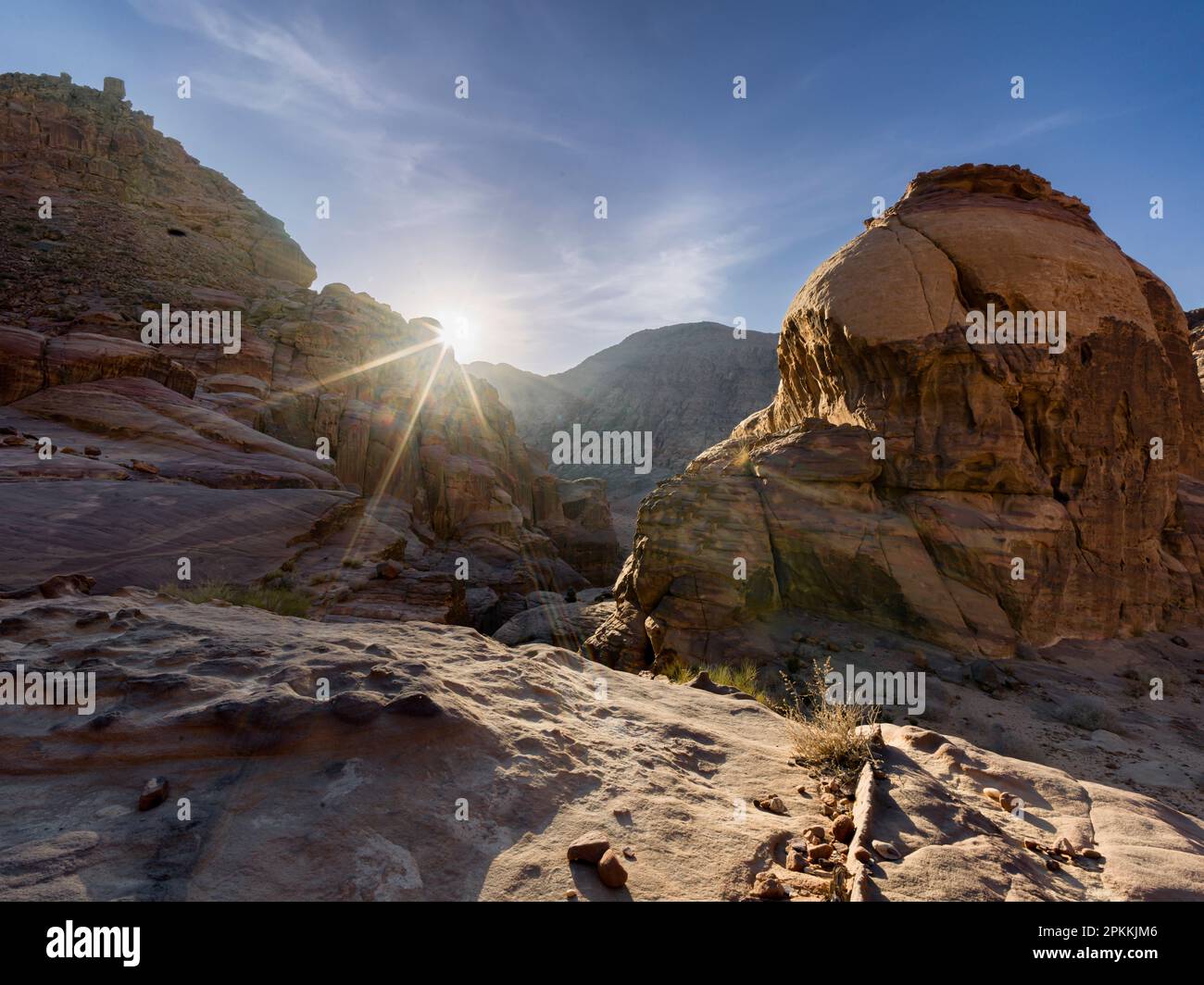 Felsige Berge mit dem Sonnenstern im Wadi Rum, Jordanien, Naher Osten Stockfoto