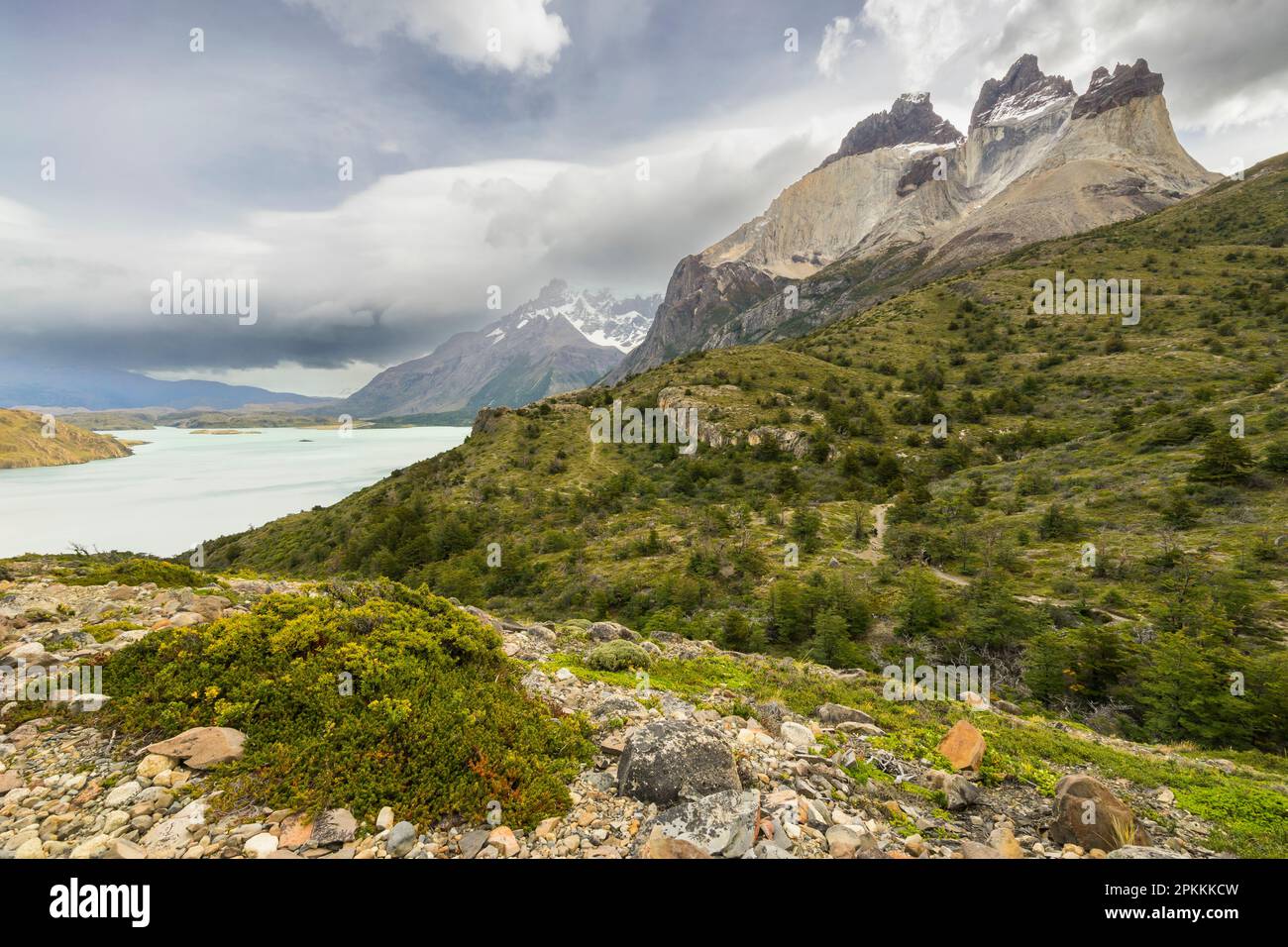 Lake Nordenskjold und Gipfel von Los Cuernos, Torres del Paine National Park, Patagonien, Chile, Südamerika Stockfoto