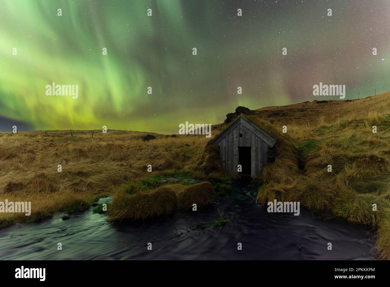 Keldur Old Mill Turf House and Hills lit by Northern Lights (Aurora Borealis), Rangarvellir, Sudurland, South Iceland, Island, Polare Regionen Stockfoto