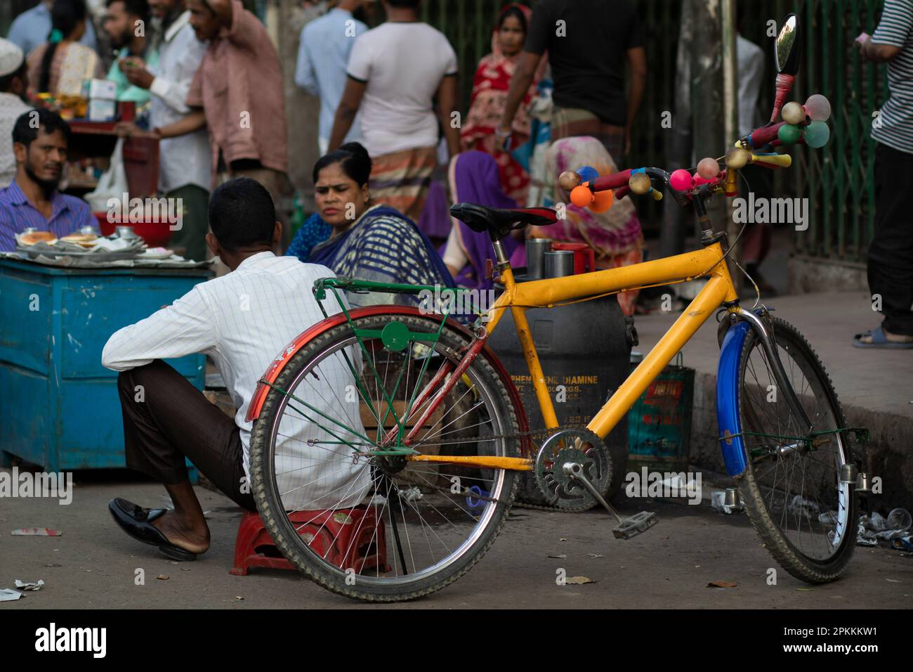 3. März 2023, Dhaka, Bangladesch. Ein bunter Zweirad in der Altstadt. Stockfoto