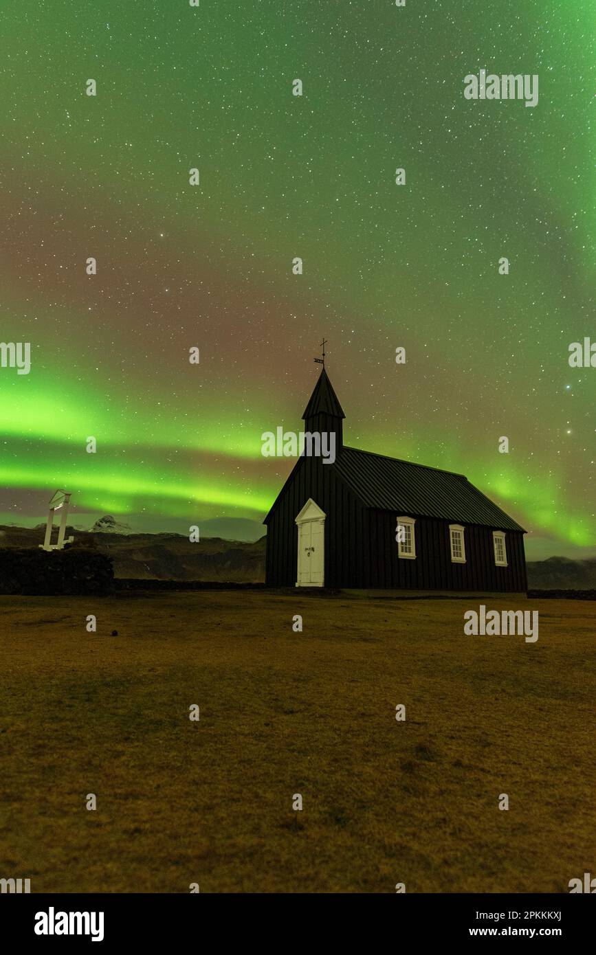 Berühmte schwarze hölzerne Budakirkja-Kirche unter den Nordlichtern (Aurora Borealis), Budir, Halbinsel Snaefellsness, Vesturland, Island, Polare Regionen Stockfoto
