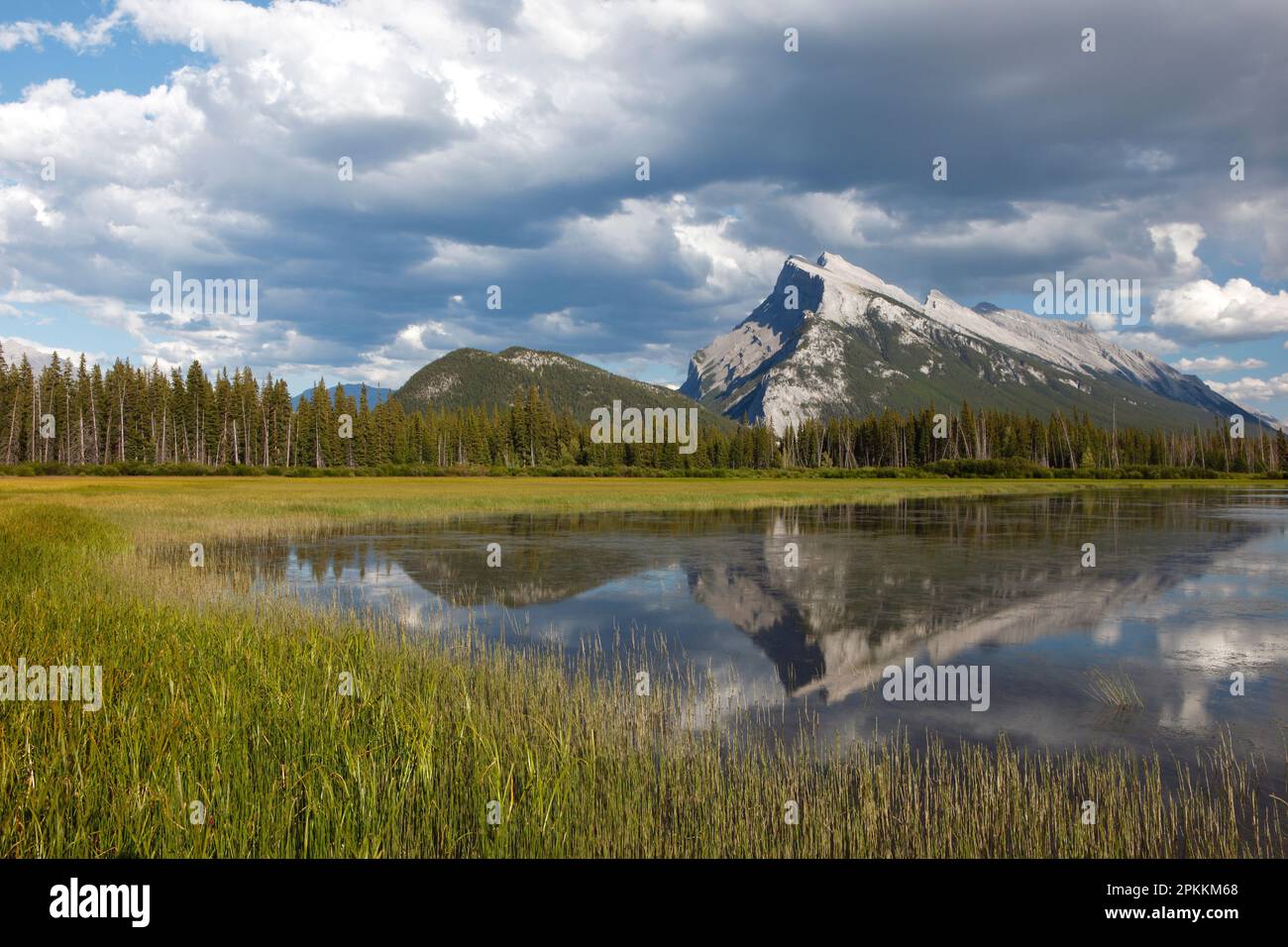 Mount Rundle und Vermillion Lakes, Banff National Park, UNESCO-Weltkulturerbe, Alberta, Rocky Mountains, Kanada, Nordamerika Stockfoto