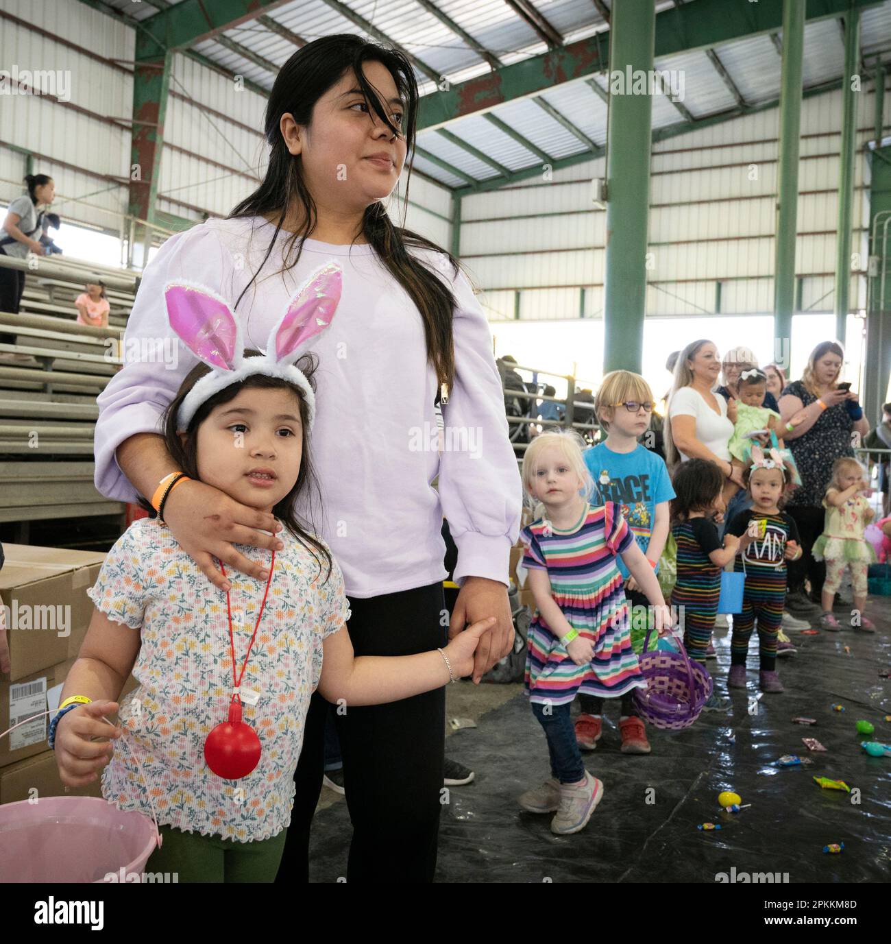 Marietta, Georgia, USA. 1. April 2023. Hunderte Kinder und ihre Eltern aus der ganzen Gegend haben am Samstag im Jim R Miller Park im Cobb Park Department ''˜Eggstravaganza' Ostereier und Leckereien gesammelt. Bild: Helen und Marcella Canes warten auf das Signal, um die Veranstaltung für Helens Altersgruppe zu beginnen. (Kreditbild: © Robin Rayne/ZUMA Press Wire) NUR REDAKTIONELLE VERWENDUNG! Nicht für den kommerziellen GEBRAUCH! Stockfoto
