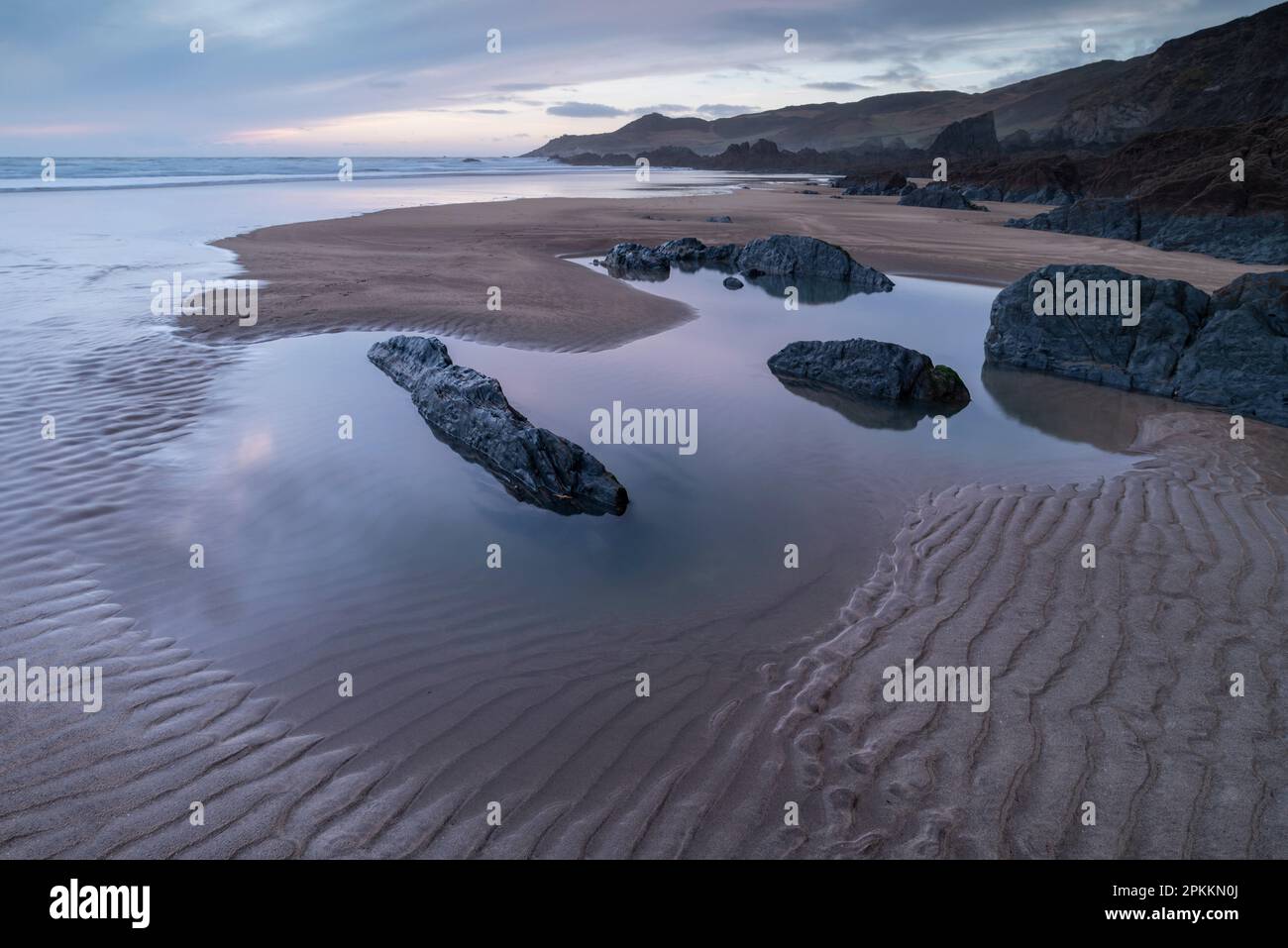 Gezeitenbecken und Sandmuster an einem verlassenen Combesgate Beach, North Devon, England, Großbritannien, Europa Stockfoto