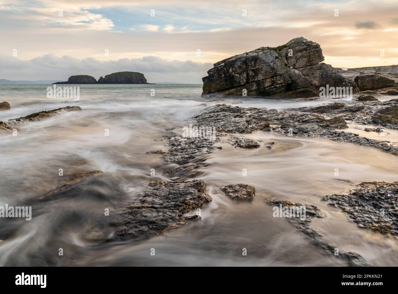 Sonnenaufgang im Ballintoy Harbour an der Causeway Coast, County Antrim, Ulster, Nordirland, Vereinigtes Königreich, Europa Stockfoto