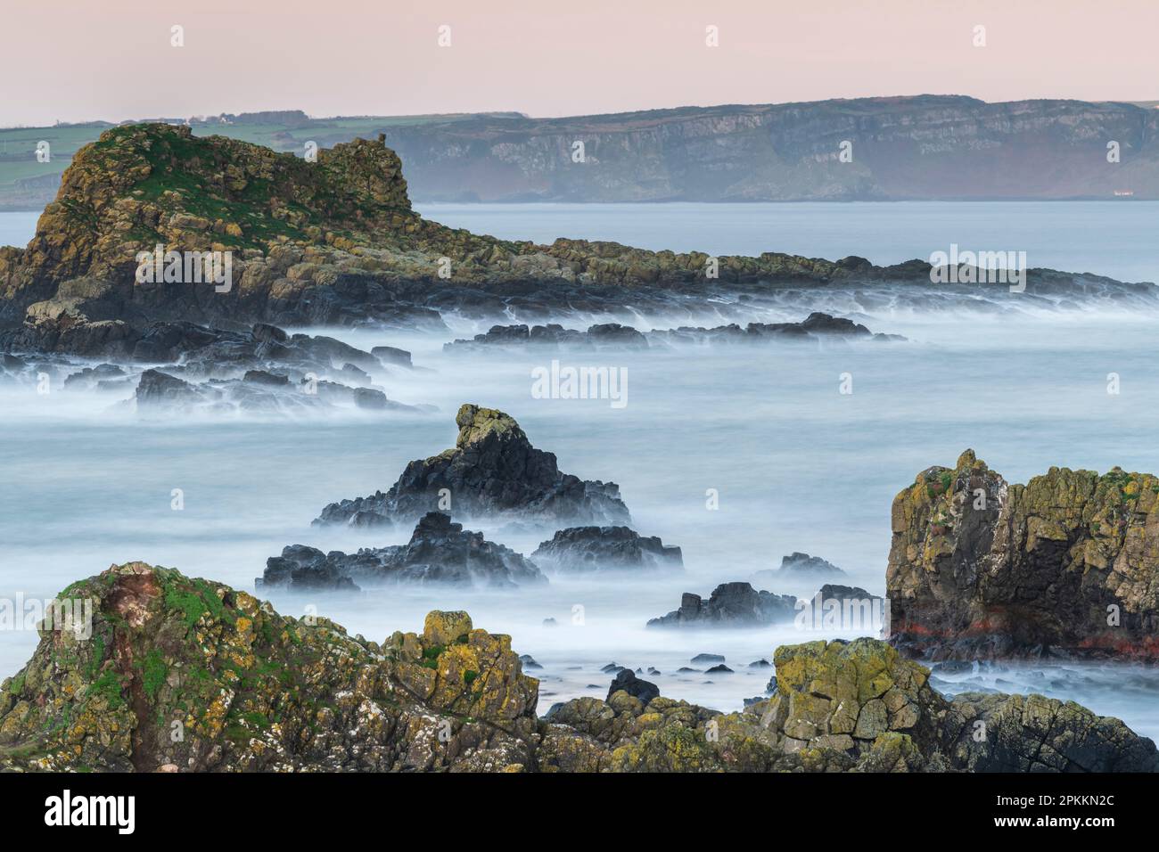 Felsvorsprünge in der Nähe von Ballintoy Harbour an der Causeway Coast, County Antrim, Ulster, Nordirland, Vereinigtes Königreich, Europa Stockfoto